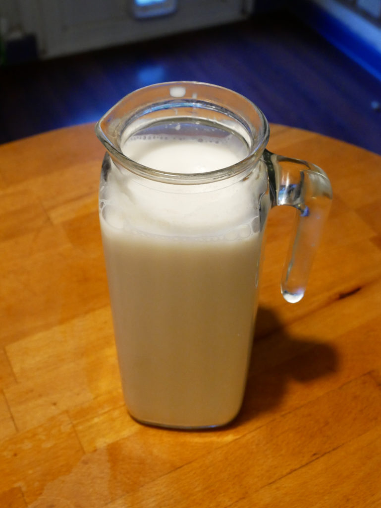 Du lait végétal fait maison dans une carafe en verre. 